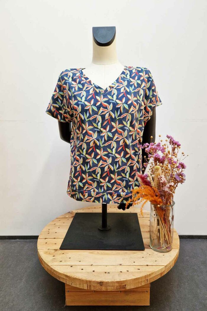 T-shirt met V-hals bladerprint