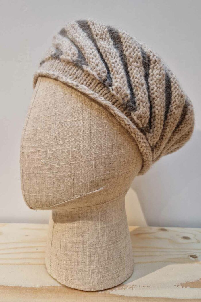 Muts diagonaal beige met grijze strepen
