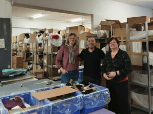 Jitske, Celal en Gonny in het magazijn