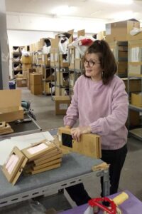 Nicole aan het werk in het magazijn