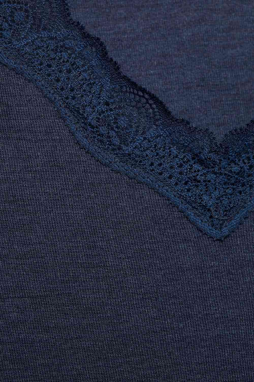Hemdje v-hals wolzijde met kant donkerblauw - Afbeelding 5